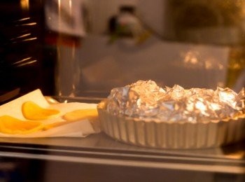 step13: <span class="group_1">撻皮</span>放入已經預熱到攝氏180度的烤箱烤大約 25 分鐘至<span class="group_1">撻皮</span>大至熟透，之後取走重石及烘焙紙再多烤 5 分鐘至整個<span class="group_1">撻皮</span>呈金黃色即可取出放涼備用（不要脫膜！）
另外旁邊的小餅乾是多餘的<span class="group_1">撻皮</span>，可以一併烤熟來試味，當然小餅乾要烤的時間會比較短