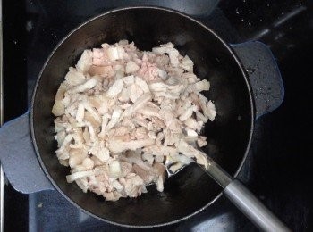 step7: 一次過加入半杯熱水（小心水會濺上來），拌煮均勻後加入豬肉拌勻