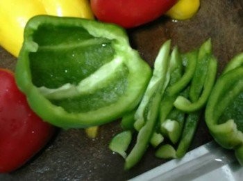 step2: 干蔥頭切碎，指天椒切半；

三色椒洗淨去頭去籽，隨意切粗條