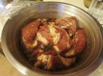 step1: 將枚肉洗淨及瀝乾水後, 用盆將醃料及枚肉一起放入, 醃大約45 分鐘，最好腌過夜。