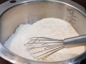 step2: 中筋麵粉﹑杏仁粉﹑泡打粉﹑鹽以手動打蛋器混合及去除粉粒。