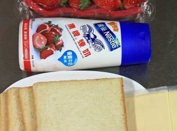 step1: 準備<span class="group_1">食材</span>。草莓先不去蒂，用流動的水沖洗乾淨，才去蒂對半切備用。