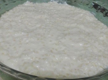 step4: 倒入器皿內抹平，放涼後冷藏約4小時待凝固。