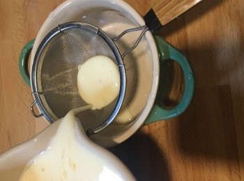 step2: 將所有材料搞混，用篩格一格牛奶先入碗，會滑好多！