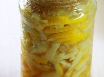 step3: 將果皮, 果肉放進已消毒玻璃樽, 放一層果皮, 果肉, 然後倒入一層糖, 重覆直接果皮, 果肉, 糖全放入樽內為止, 在最頂部舖上一層糖, 蓋好瓶蓋