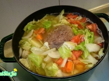 step8: 最後加入出了水的牛尾（或一碗吃剩的清湯腩汁）。中火煲滾，轉小火煲45分鐘。