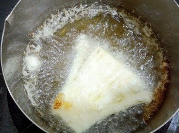 step6: 油鍋熱後,筷子沾點粉漿確認是否快速浮上來,這樣就可以開始炸了. 茄子先將紫色的面朝下炸,之後再換面即可.