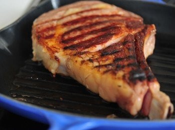 step3: 在一個煎鑊（Grill pan)，掃上一般煮食油，開中火牛扒擺放在「十點鐘」方向, 煎四分鐘，中間可較中小火，
再轉去 「兩點鐘」 方向（不用反），煎四分鐘，便可做出工整菱型Grill Mark