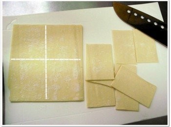 step1: 先把起酥片退冰後分成四等份，接著抹上蛋液備用。 預烤烤箱約5~10分後，把起酥片進烤箱烤8分鐘。