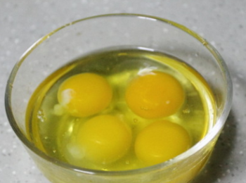 step2: 雞蛋打入碗中，用筷子攪打成蛋液。