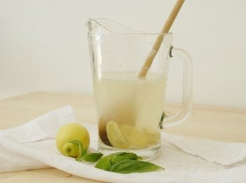 step3: 將糖漿，羅勒葉，檸檬水及800毫升水拌勻，用木棒壓一壓薑片，待15分鐘