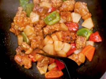 step4: 下排骨拌勻炒一分鐘即成！