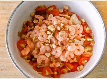 step5: 將冰鎮後的蝦仁與敲碎的綜合堅果顆粒，也一同放置於碗中。