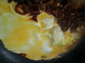 step2: 加入豆瓣醬一起炒出辣味後到入蛋一起拌炒,