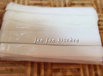 step3: 疊起切條，粗幼隨喜好。