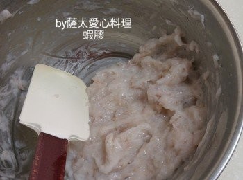 step4: 順時針撹拌至起膠(越來越吃力)，最後成塊拿起來達10次。