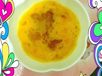 step6: 把醃好的雞丁放入蛋液中.