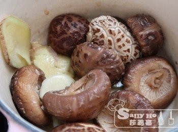 step1: 先爆香薑、蒜，下冬菇爆香，下酒及下冬菇水