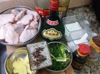 step1: 急凍<a href="https://bit.ly/3zHU5V3" target="_blank" data-keyword="雞翼" class="guide-link"><strong>雞翼</strong></a> <span style="display:inline-block;vertical-align:middle;margin-top:-3px;color:initial;border-radius:3px;padding:2px 3px;font-size:12px;line-height:14px;background:#87d300;color:#fff;">即買</span> 用鹽水(份量外) 浸泡至完全解凍。如用新鮮<a href="https://bit.ly/3zHU5V3" target="_blank" data-keyword="雞翼" class="guide-link"><strong>雞翼</strong></a> <span style="display:inline-block;vertical-align:middle;margin-top:-3px;color:initial;border-radius:3px;padding:2px 3px;font-size:12px;line-height:14px;background:#87d300;color:#fff;">即買</span> ，則洗淨備用即可。薑切薄片，葱切段備用。
Soak frozen chicken wings in salt water to defrost.  Or just rinse the chicken wings if fresh one used.  Cut the ginger & scallion. 

Facebook: HeidiMom 媽媽札記
https://www.facebook.com/pages/HeidiMom-媽媽札記/1424
