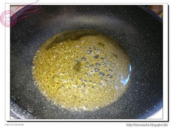 step1: 燒熱鍋, 加入水及糖, 大火煮滾, 轉中火煮2分鐘。