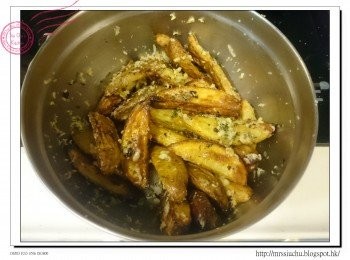 step4: 把焗好的薯角放入芝士中拌勻。