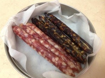 step1: 臘腸放入電鍋先蒸熟