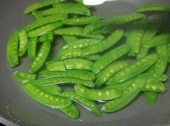 step4: 煮滾一鍋水,將配菜落於滾水中,加1茶匙海鹽,1茶匙油,半茶匙砂糖,水滾起計焯2分鍾(不要蓋上蓋,否則菜會變黃)今次我用荷蘭豆及西蘭花做配菜