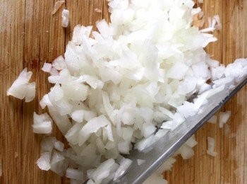 step1: 分別將烚蛋及洋蔥切碎，青檸榨汁備用。