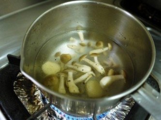step3: 湯鍋加入適當的水後，下所有的<span class="group_3">調味</span>熬煮湯至滾
