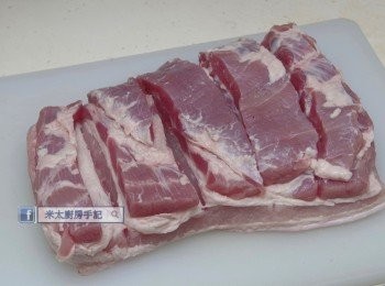 step1: 豬肉洗淨，用布把水分充分印乾。在肉的那面割幾刀。