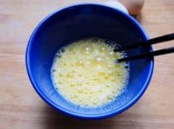 step3: 雞蛋磕出，用力攪打，直到停下來發現蛋液面全部佈滿泡泡，足夠蓬鬆才可番茄炒雞蛋其中一個關鍵就是但是否軟嫩有彈性，所以打發雞蛋的時候要多費些力氣哦~~