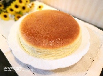 step8: 完成取出倒扣於手掌上ˊ撕掉烘焙紙ˊ擺於盤上ˊ
如有鏡面膠表面輕刷上一層ˊ 
或以方便取得果醬和開水1:1調勻刷上也可ˊ
(當然也可以什麼都不刷啦) 
最後可直接切片吃ˊ也可冷藏後再享用。
 細緻可口【輕乳酪蛋糕】就完成囉~