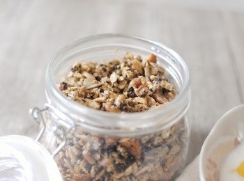 step5: 讓Granola徹底待涼後，與水果乾拌勻，放入密封盒儲存。可加入乳酪或牛奶內享用