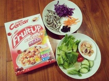 step1: 將紫高麗切絲、小黃瓜切片、蕃茄、黑蒜頭【雲林黑蒜】、蔓美心和丁香魚，<span class="group_1">食材</span>全清洗後，蔓越莓果麥【福壽喜瑞爾果麥】，備用；【澎湖野生水產的產品皆通過政府檢驗及SGS認證，讓大家吃得更安心， 更是五星級飯店主廚指定<span class="group_1">食材</span>，讓大家有實惠價格輕鬆吃到頂級<span class="group_1">食材</span>。 】