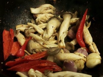 step4: 加入韓國菇，下一點糖