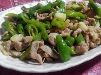 step2: 在鍋中倒入橄欖油，放入蒜頭爆香，等有香氣出來再放入豬肉片快炒一下，再放入糯米椒，加入少許塩、米酒（去肉的腥味）、糖調味，最後放入青蔥，再加少許香油，盛盤，即可上桌。