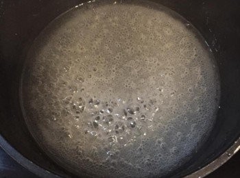 step5: 香茅拍兩下，滾水下香茅煮出香茅味，然後榨進檸檬汁，加入白糖。