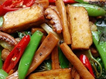 step6: 煎成焦香的乾魷魚和豆干片,連五花肉都好香好好吃