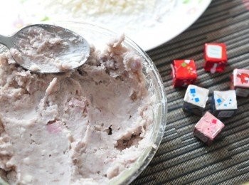 step2: 取出後壓成碎泥，並加入溫水、砂糖、地瓜粉均勻攪拌，另外準備起司球