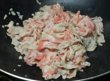 step2: 將肉片下鍋炒至七八分熟