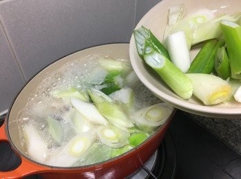 step6: 加入京蔥及豆腐煲5-6分鐘即成