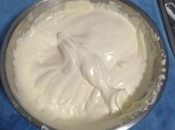 step5: 混好後的蛋糕液是要有「拋拋」蓬鬆的感覺，接著倒入模具中，倒好後要排氣，就是提起模具(不用很高)放手落到桌上(多摔幾次)，來排除蛋糕液裡的空氣。 接著放入已預熱到170度的烤箱中，烤20-25分(可用筷子試插中間如沒有沾黏就是烤好了)。取出後快速提起模具在放下 接著馬上倒扣。待完全冷卻後即可脫模。