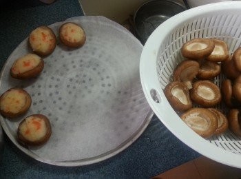 step2: 鮮菇洗淨剪去頭部,將薯蓉釀入