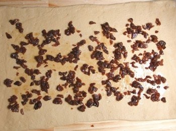 step9: 將桂圓均勻平鋪在麵糰上。