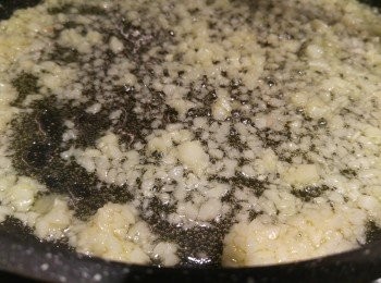 step1: 將蒜蓉用牛油和少許油爆香,再加鹽,糖炒勻攞攤凍備用。