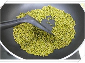 step1: 綠豆先洗乾淨後瀝乾水分!! 然後倒入鍋子乾炒~~~