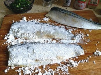 step10: 醃好的鯖魚柳每面沾上薄薄的生粉 , 靜待10分鐘