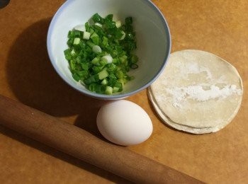 step1: 切好蔥粒，蛋加少許鹽撥好成蛋醬；