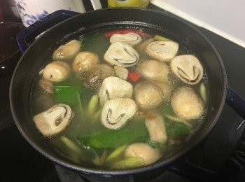 step3: 倒入<span class="group_1">材料1</span>.煲滾至出味。