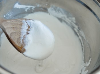 step2: 用150毫升水與沾米粉拌勻